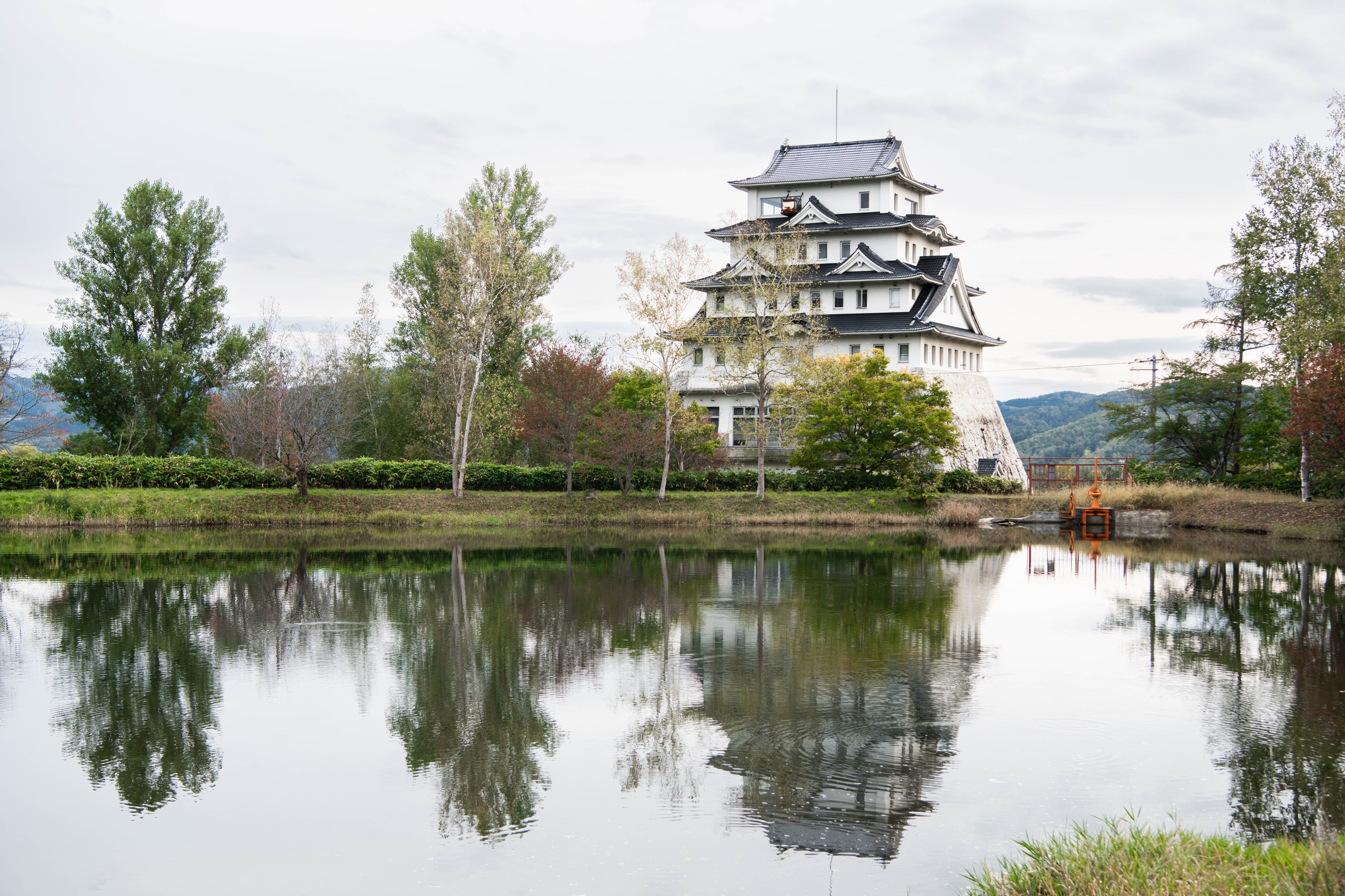 The castle reflected in the pond, Akabira
