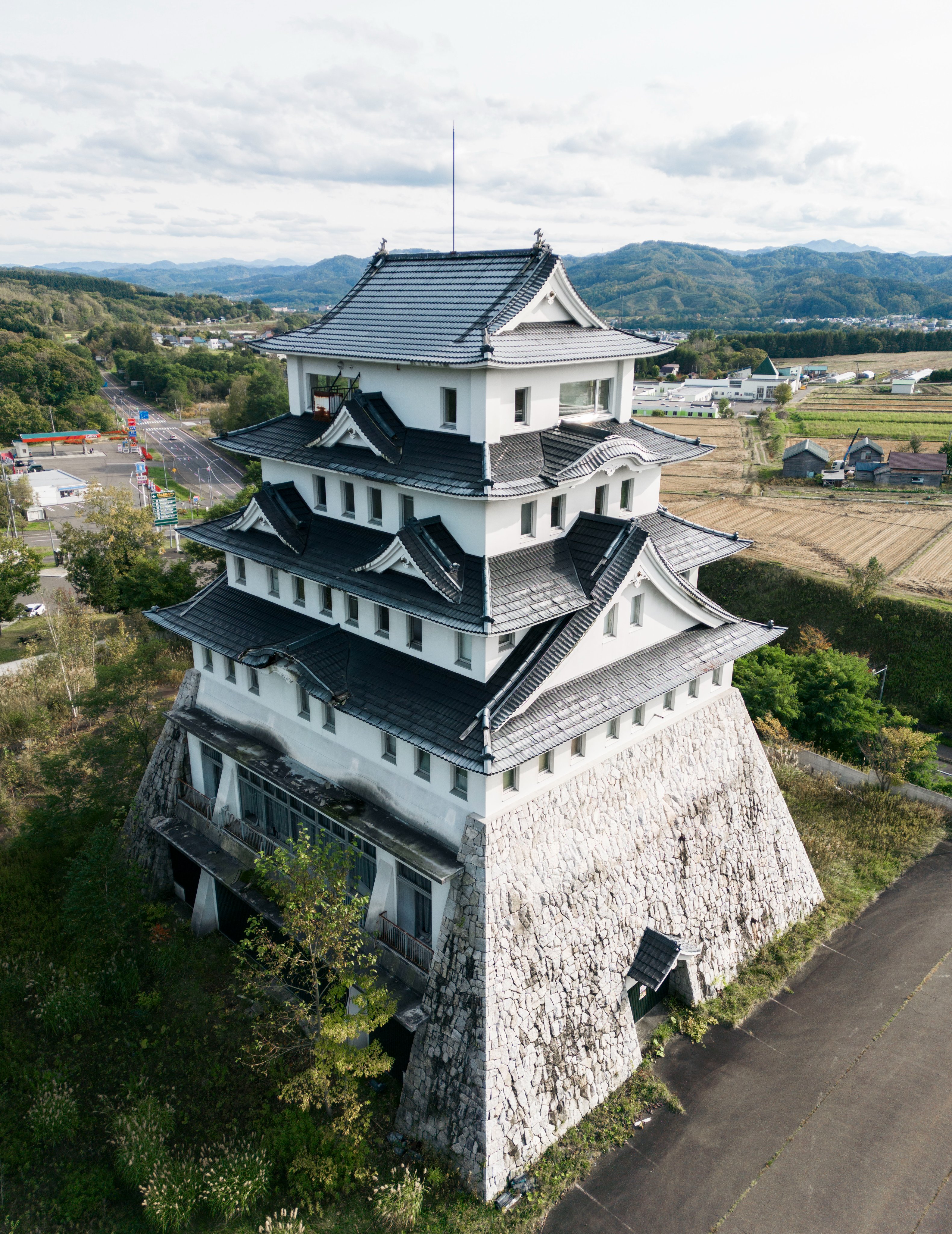 The castle tower up close, Akabira